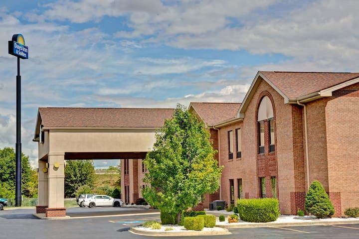 Days Inn and Suites Louisville SW