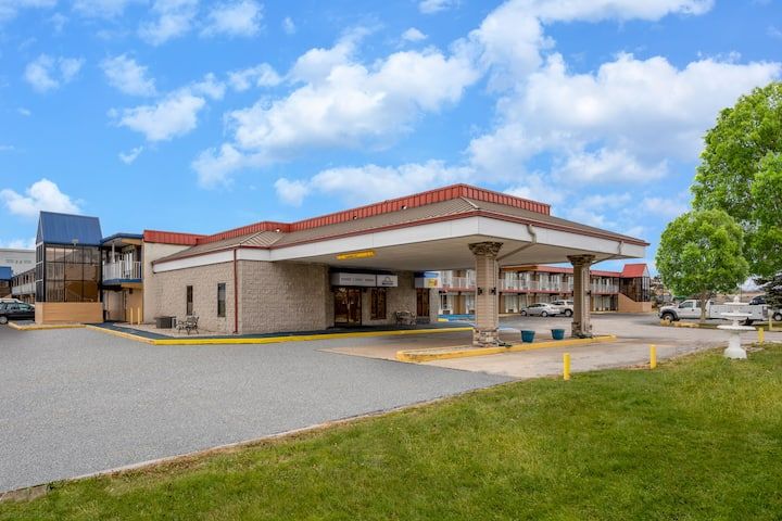 Super 8 by Wyndham Perrysburg