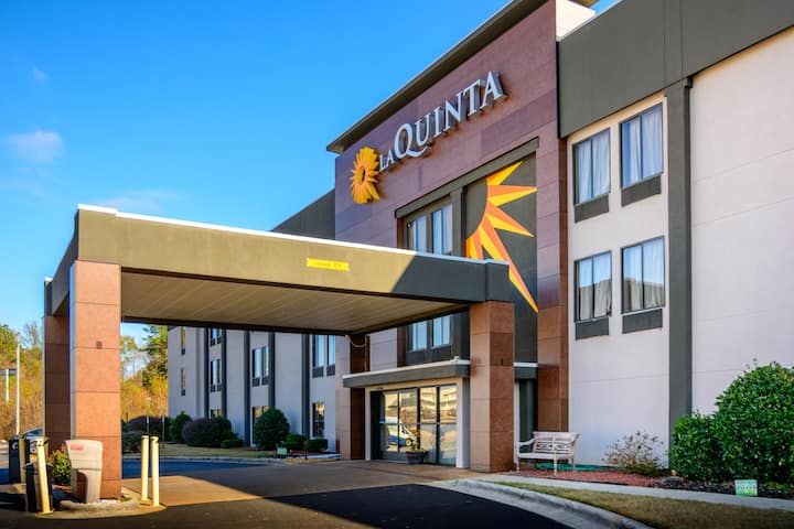 La Quinta Inn & Suites by Wyndham Fayetteville I-95