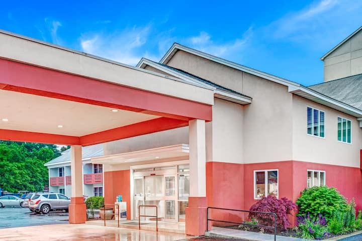 Days Hotel by Wyndham Methuen MA Conference Center