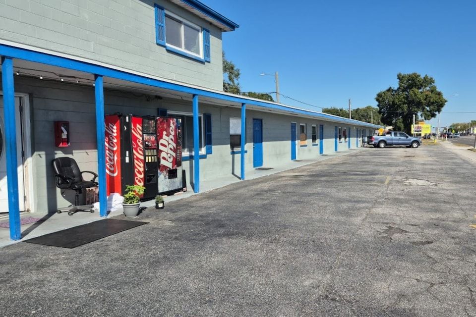 Base Motel By OYO South Tampa