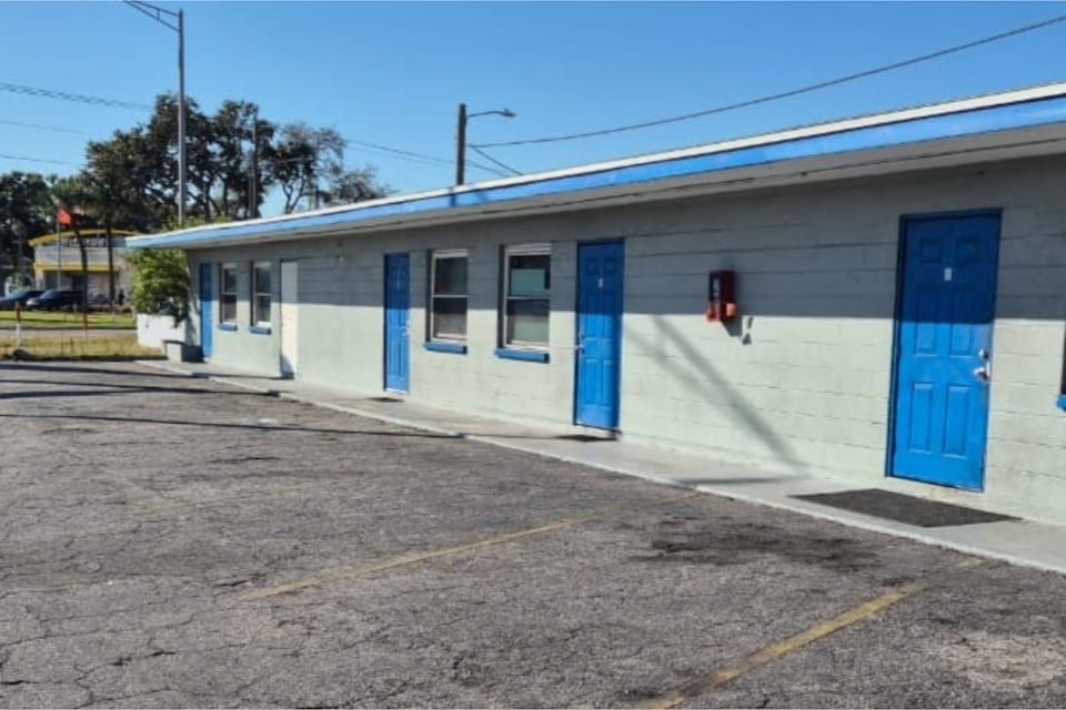 Base Motel By OYO South Tampa