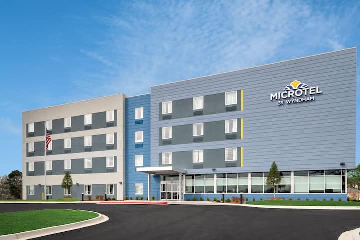 Microtel Inn and Suites by Wyndham Hot Springs