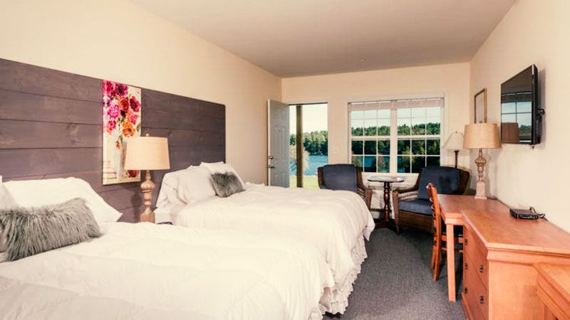 Crescent Lake Inn and Suites