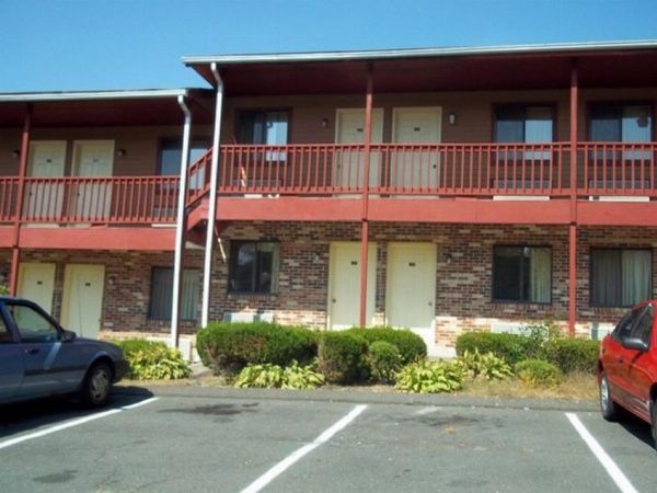 Naugatuck Motor Lodge