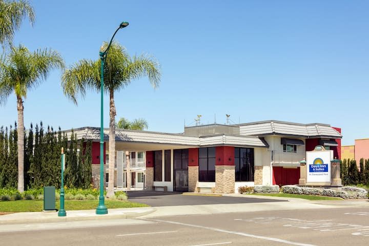 Days Inn and Suites by Wyndham Anaheim