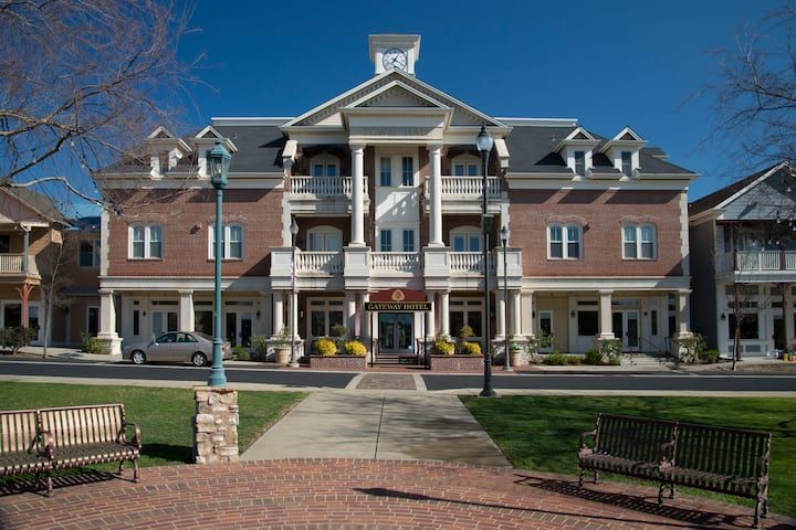 The Gateway Hotel