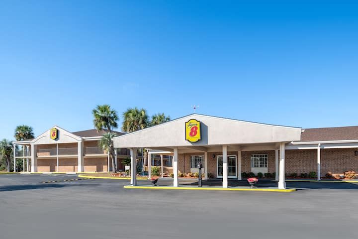 Super 8 Lake City