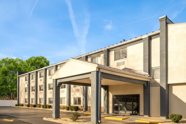 AmericInn by Wyndham Woodstock IL