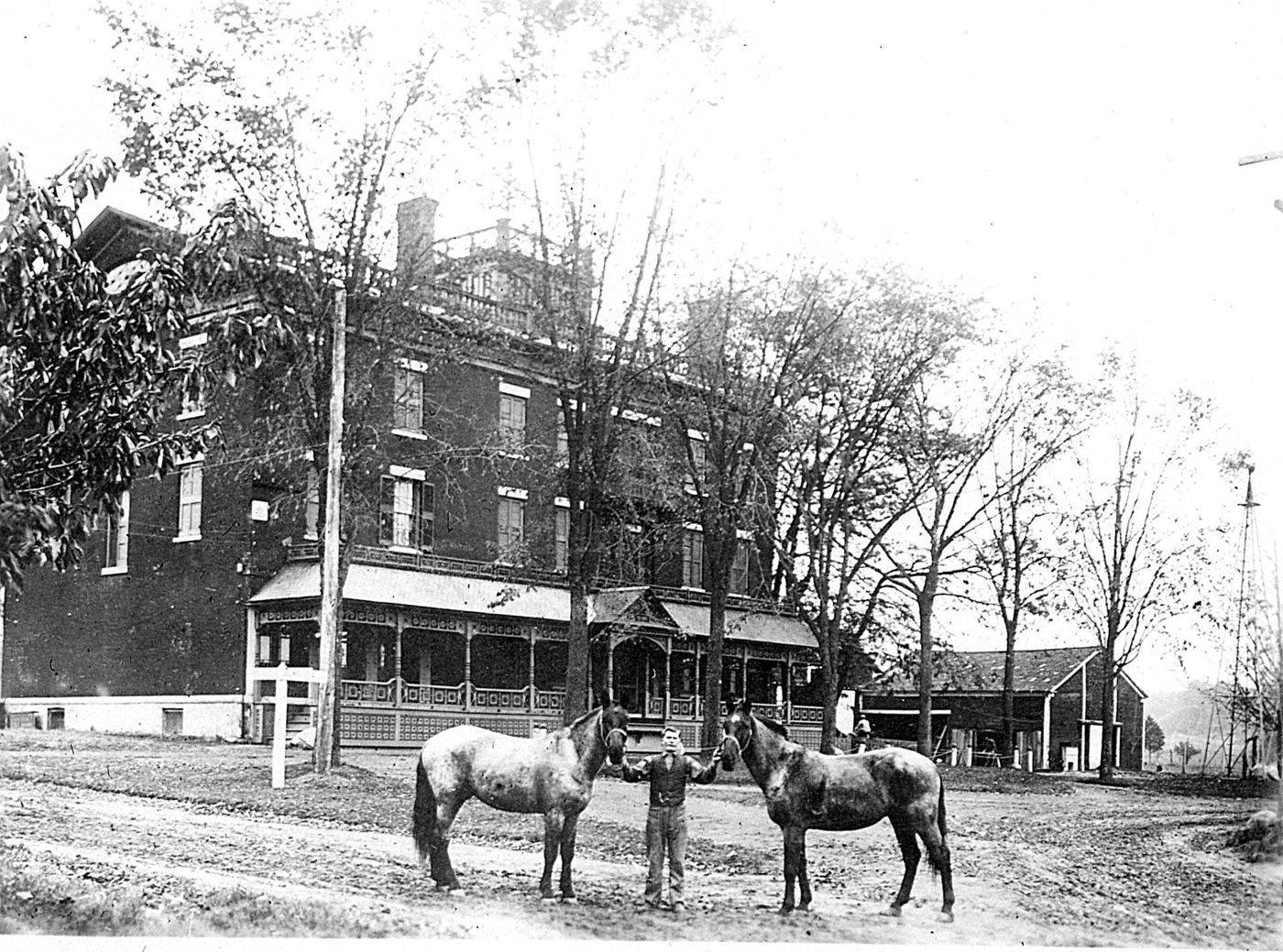 Rogues Harbor Inn