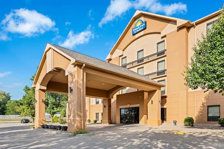 Days Inn & Suites Cedar Rapids