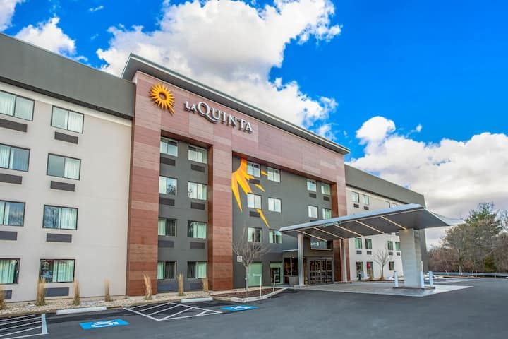 La Quinta Inn & Suites Hartford - Bradley Airport