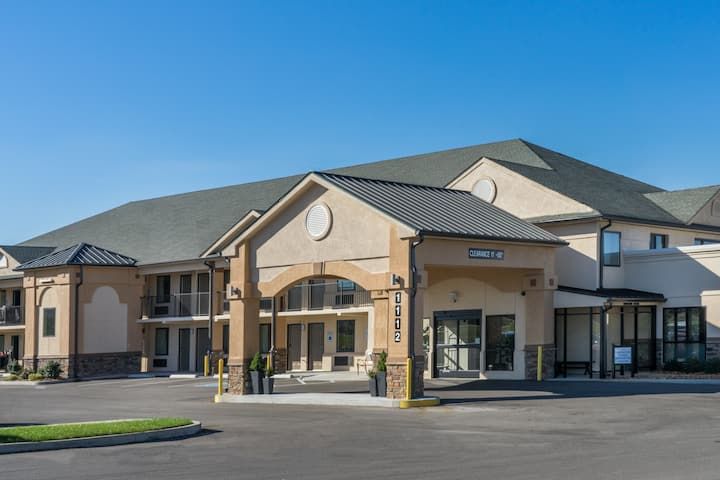 Baymont Clarksville