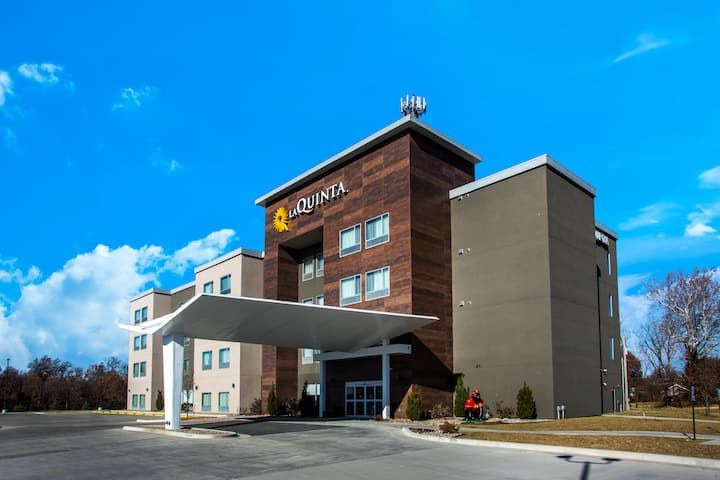 La Quinta Inn & Suites
