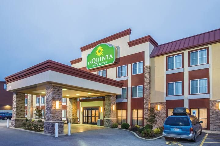 La Quinta Inn & Suites