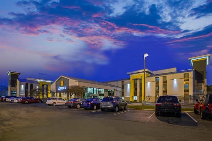 La Quinta Inn & Suites