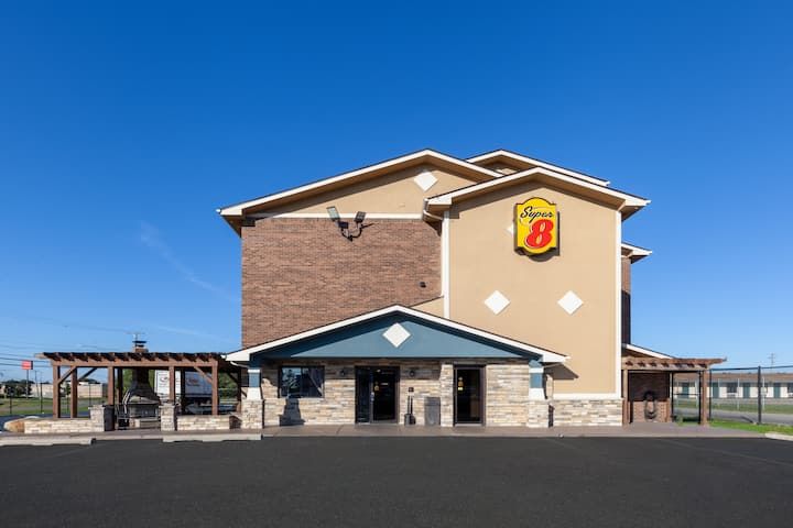 Super 8 by Wyndham Roseville/Detroit Area