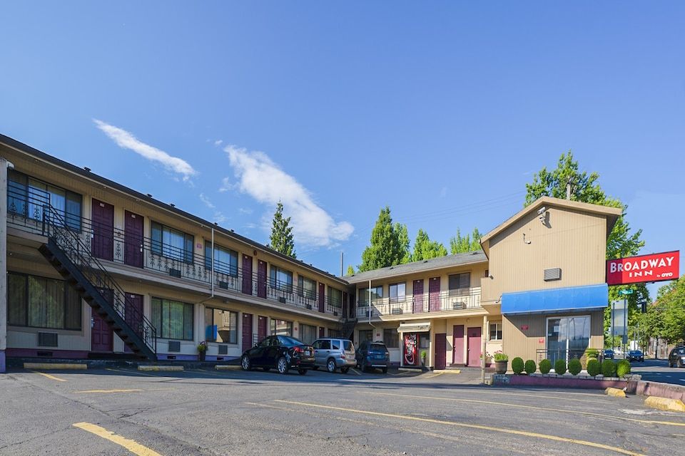 Broadway Inn