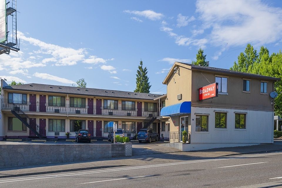 Broadway Inn