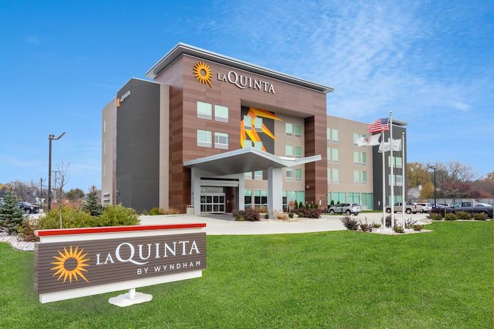 La Quinta Inn & Suites