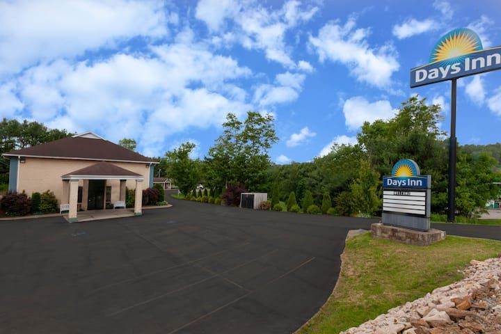 Days Inn By Wyndham - Donegal, PA