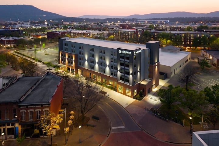 La Quinta Inn & Suites by Wyndham Chattanooga Downtown/South