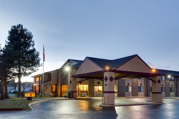 Super 8 by Wyndham Denver Central Park