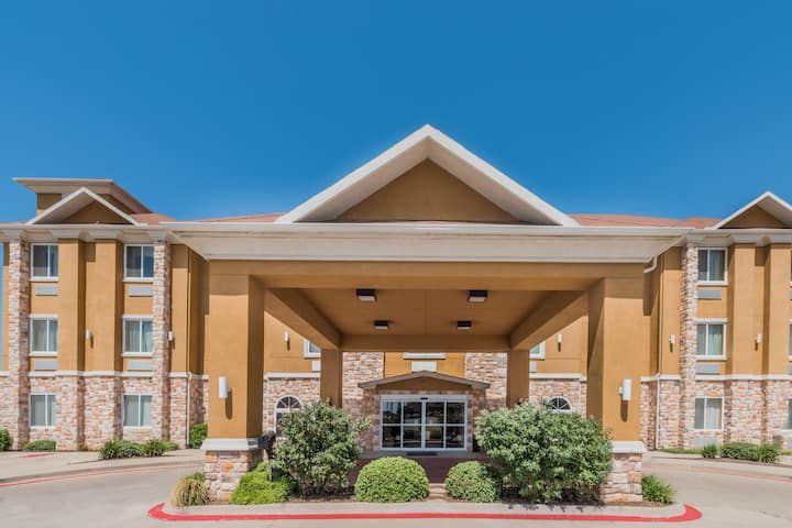 Days Inn & Suites by Wyndham