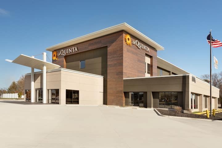 La Quinta Inn & Suites St Louis Route 66