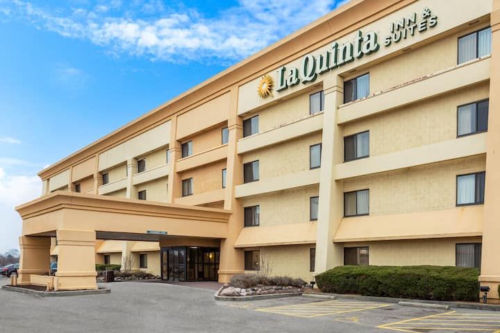 La Quinta Inn & Suites