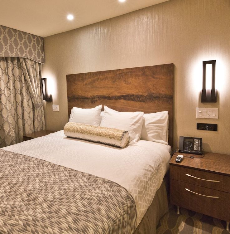 Hotel Strata Mountain View