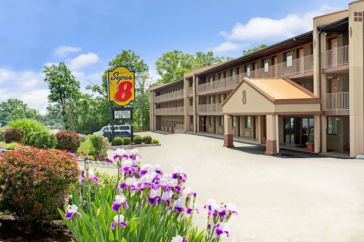 Super 8 by Wyndham Laurel
