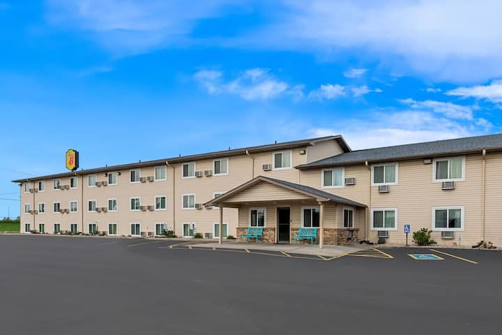 Super 8 by Wyndham Council Bluffs IA Omaha NE Area