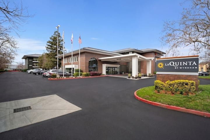 La Quinta Inn & Suites