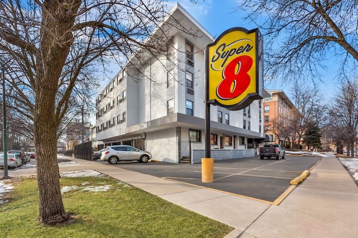 Super 8 by Wyndham Chicago