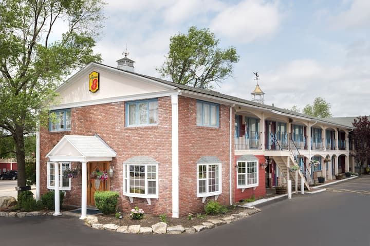 Super 8 Sturbridge