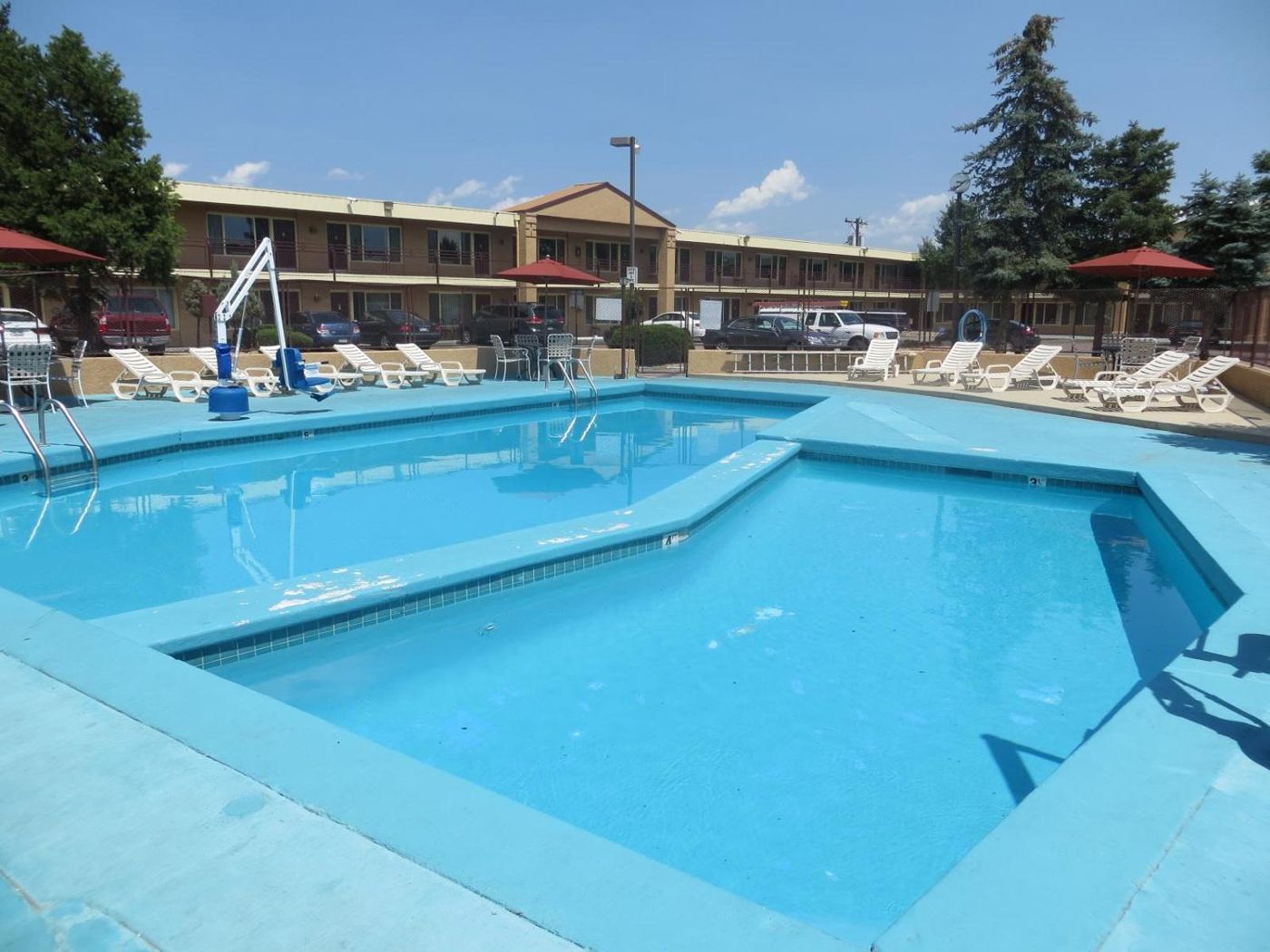 TravelStar Inn & Suites