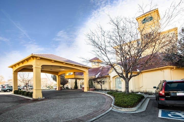 La Quinta Inn & Suites
