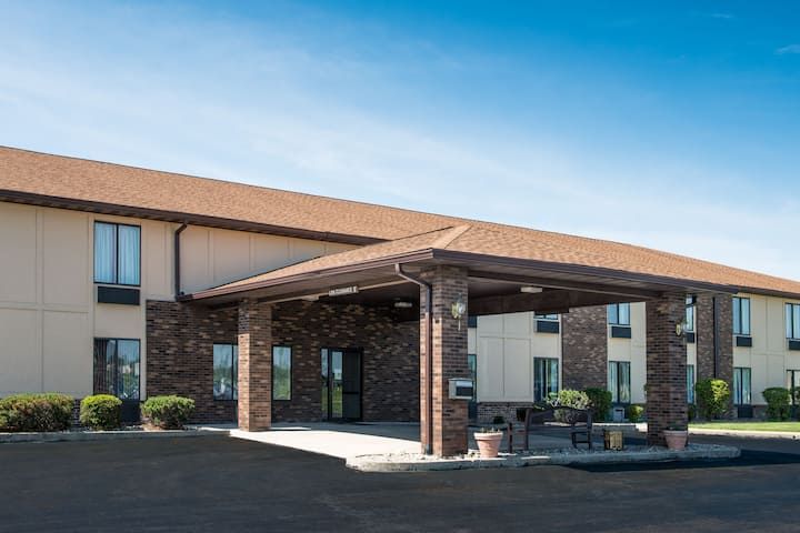 Days Inn & Suites Pontoon Beach