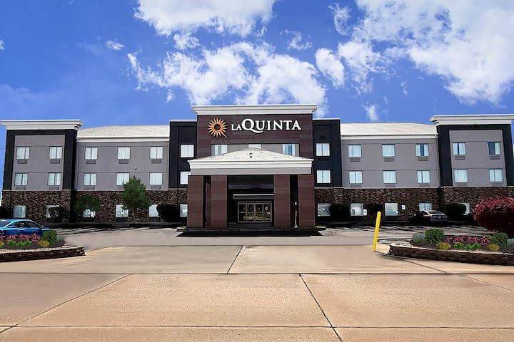 La Quinta Inn & Suites Pontoon Beach