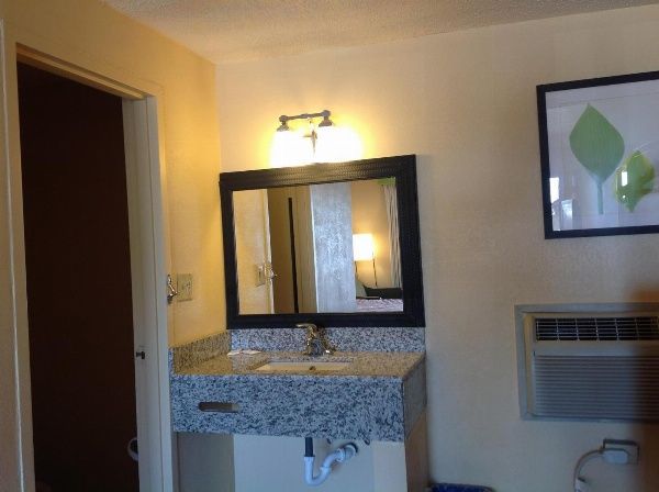 Diamond Inn & Suites
