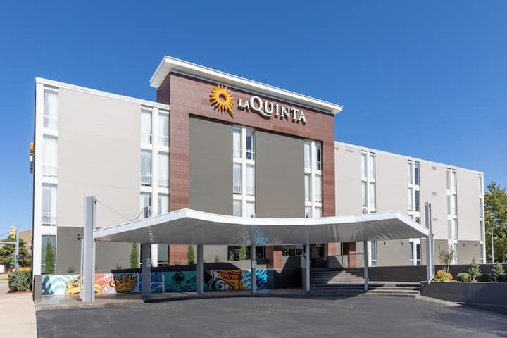 La Quinta Inn & Suites