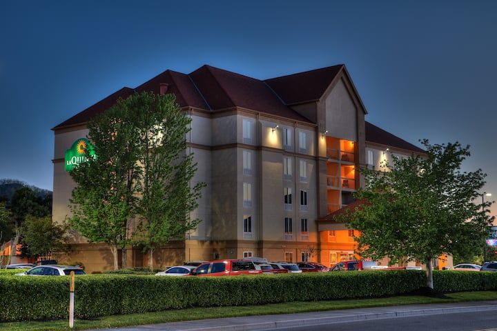La Quinta Inn & Suites