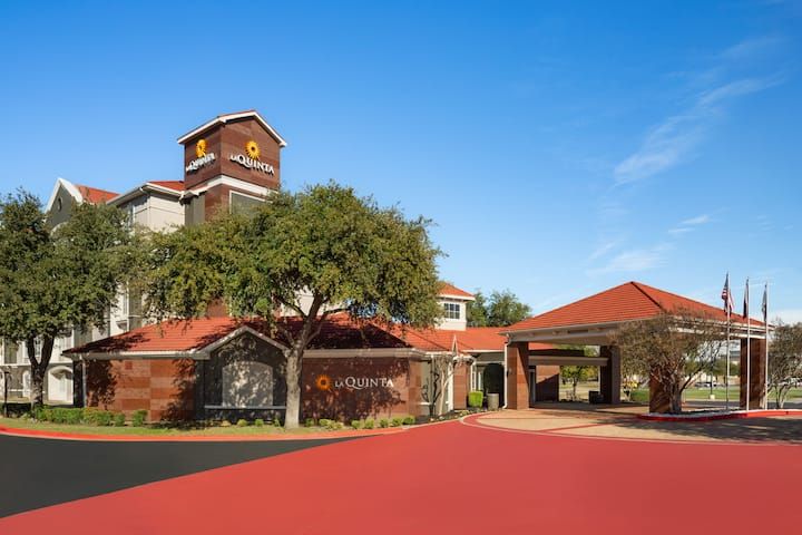 La Quinta Inn & Suites Dallas Arlington South