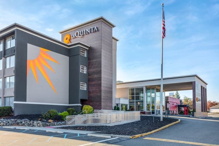 La Quinta Inn & Suites Clifton - Rutherford