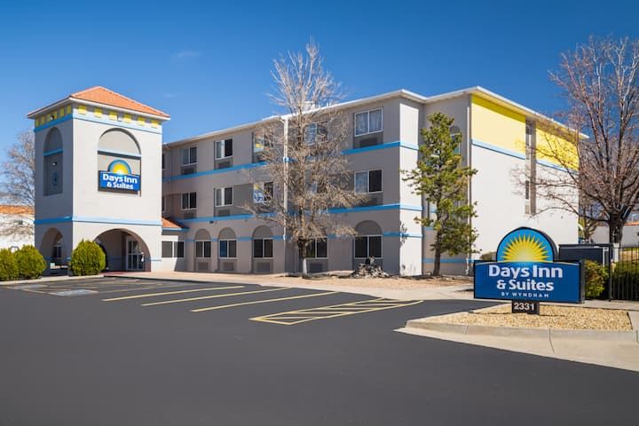 Days Inn & Suites by Wyndham Airport Albuquerque