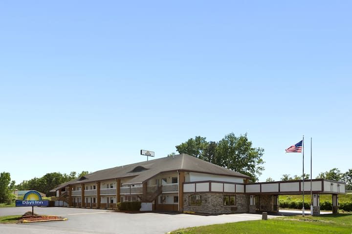 Days Inn by Wyndham Queensbury/Lake George