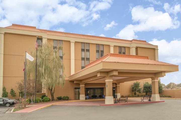 La Quinta Inn & Suites Memphis Airport Graceland