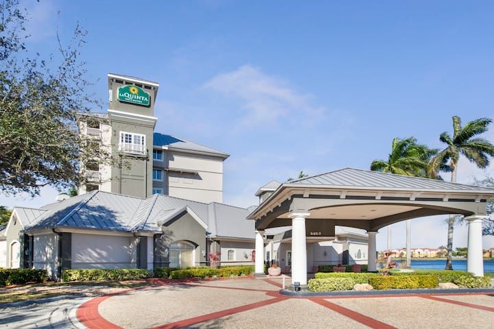 La Quinta Inn & Suites Ft. Lauderdale Airport