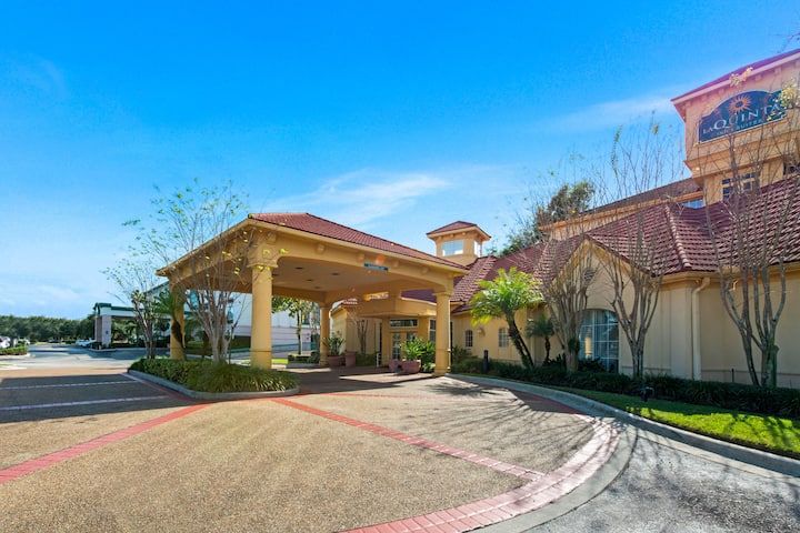 La Quinta Inn & Suites USF (Near Busch Gardens)